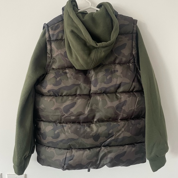 Boy’s Camo Puffer Vest with attached hoodie - Picture 2 of 5